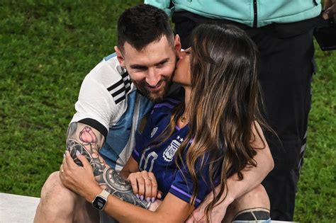 messi and his wife kissing|messi girlfriend kiss.